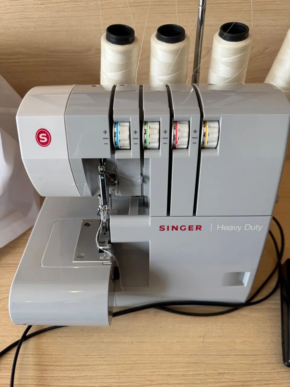 Máquina Overloque Singer modelo 14HD854