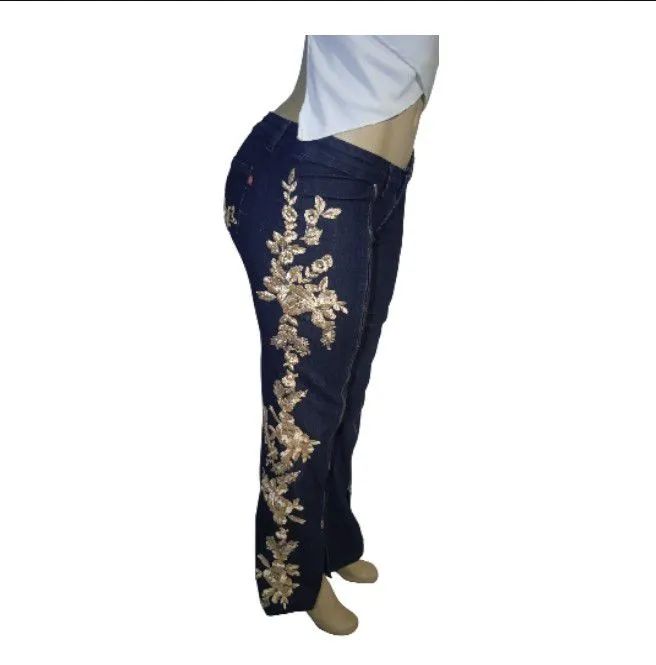 Calça Jeans Flare com Zíperes e Detalhes Dourados - Foto 3