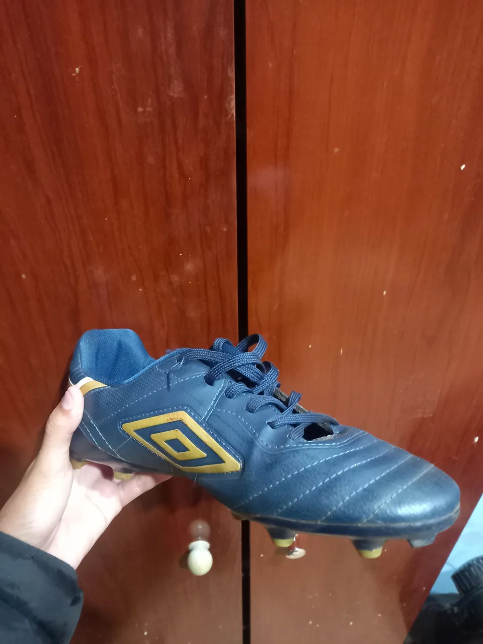 Chuteira umbro semi nova de campo azul com dourado tamanho (39) 150 reais