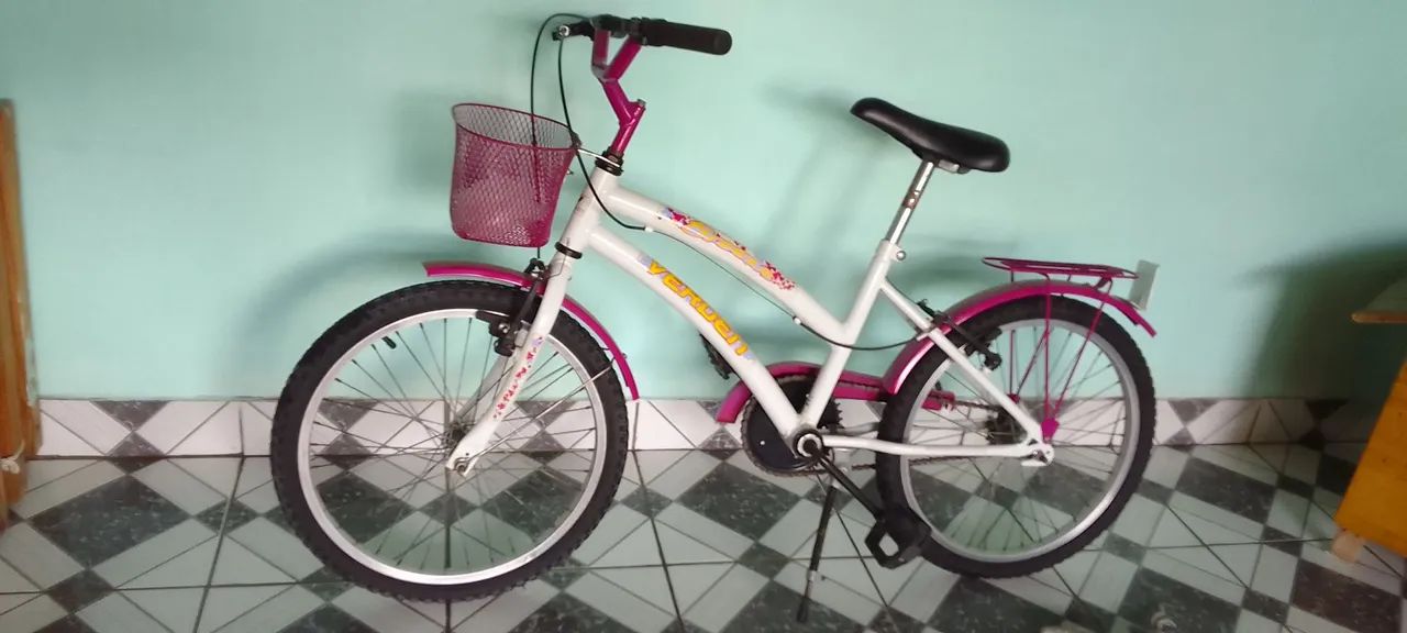 Bicicleta Infantil  branca com detalhes rosas