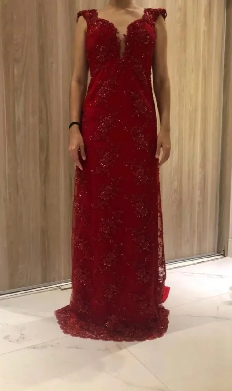 Vestido vermelho de festa com pedrarias 