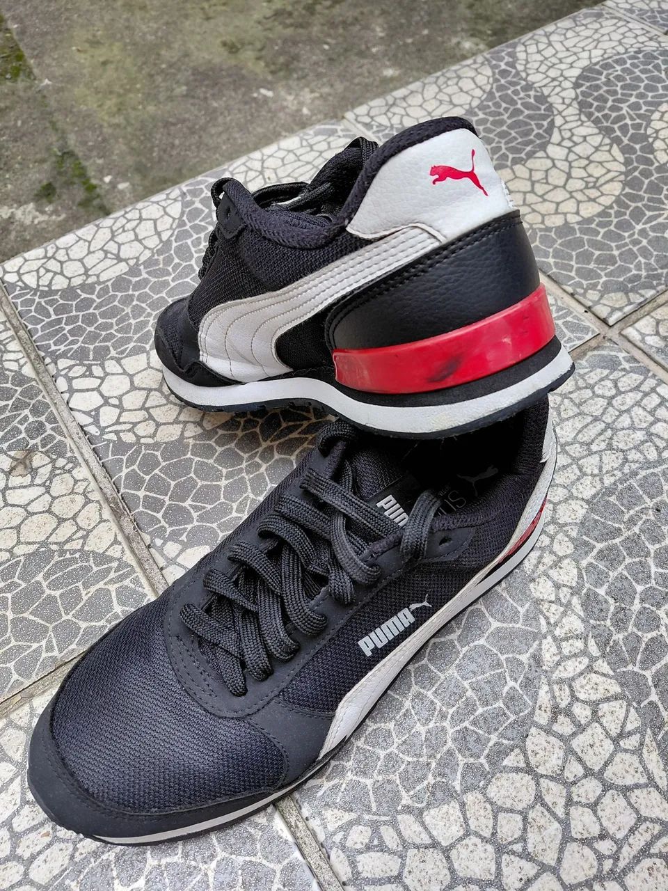 Tênis Puma Preto com Detalhes em Branco e Vermelho - Foto 3