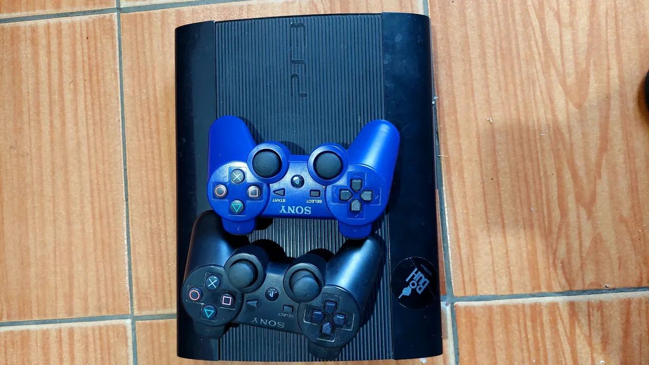 Playstation 3 com 2 controles e desbloqueado
