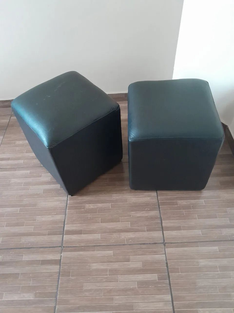 Conjunto de puffs quadrados em couro sintético preto  - Foto 2