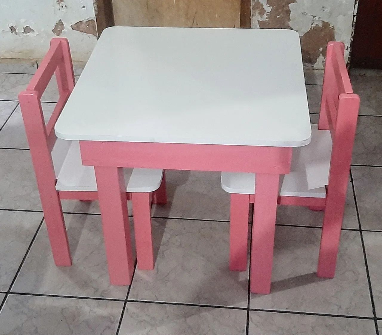 Mesa e cadeiras infantil 
