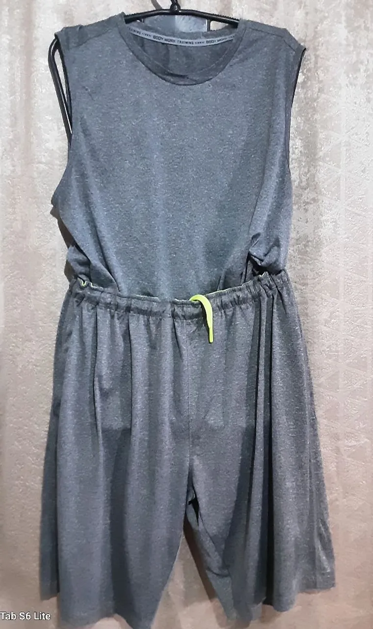 Conjunto esportivo cinza
