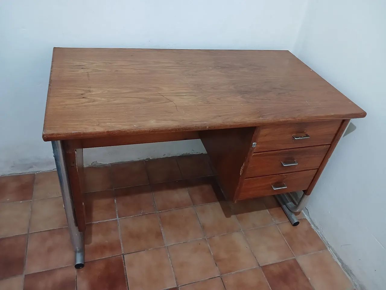 Escrivaninha de madeira com 3 gavetas medidas 1,15 X 0,60m altura 0,74m