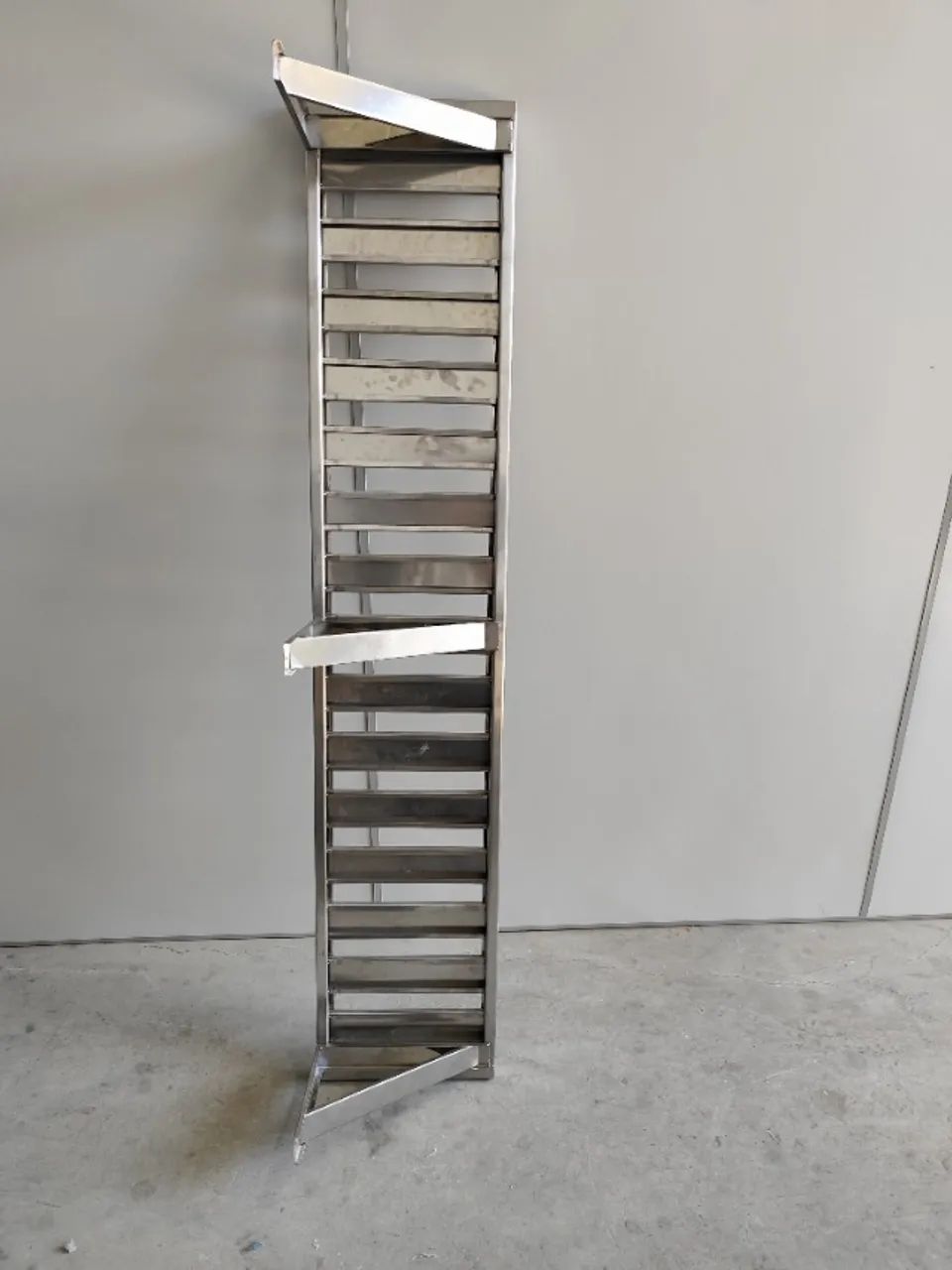 Prateleira Suspensa em Aço Inox 1,90m x 0,40m, Mão Francesa, Design Industrial Anticorrosi