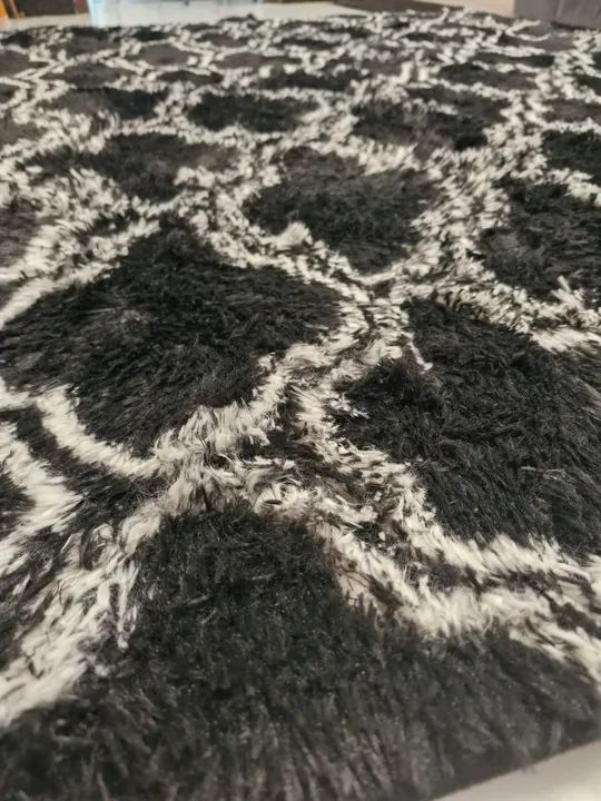 NOVO - Lindo Tapete Peludo Preto e Branco - Foto 3