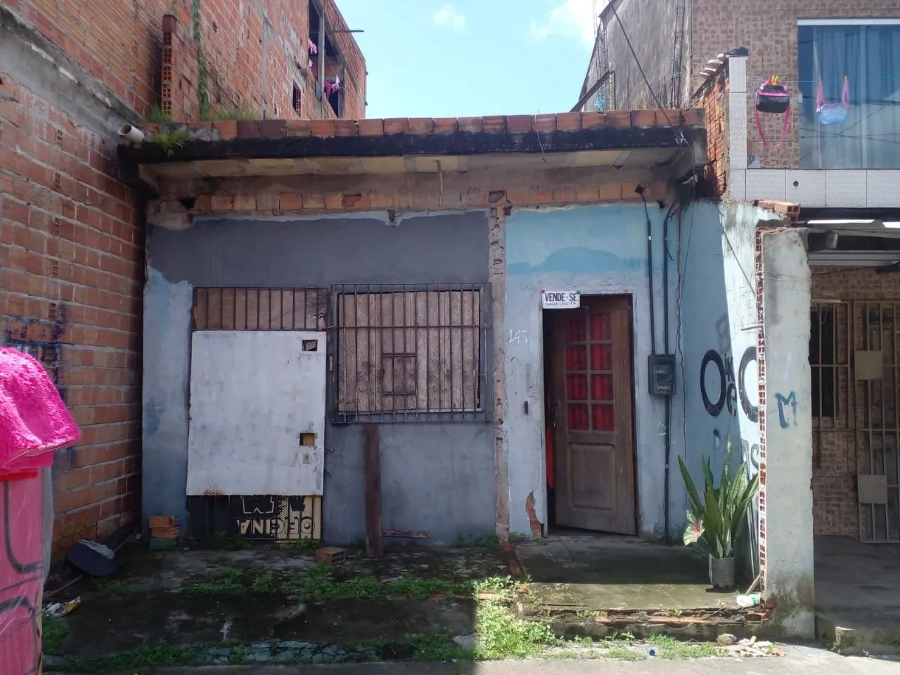 VENDE-SE CASA COM PONTO COMERCIAL