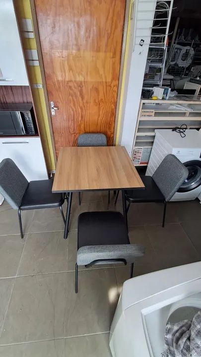 Mesa com 4 cadeiras seminovo  - Foto 4
