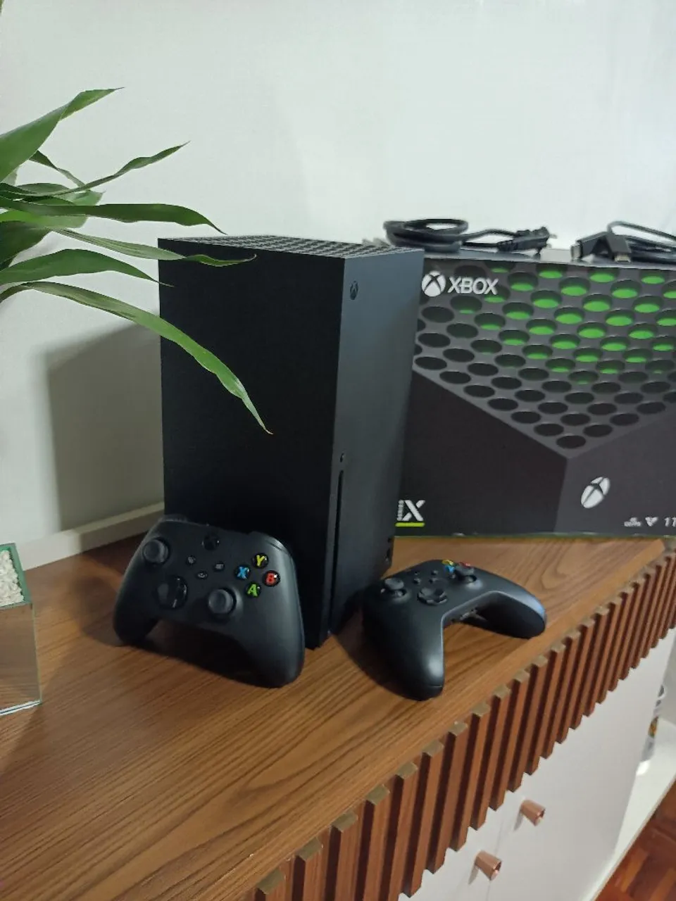 Vendo ou troco Xbox séries X com 2 controles