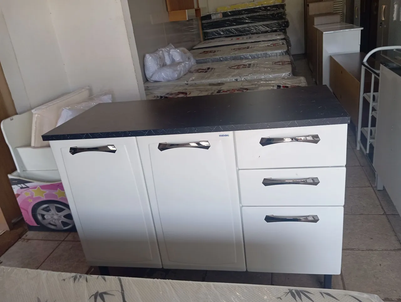 Balcão de Cozinha Branco com Tampo Preto