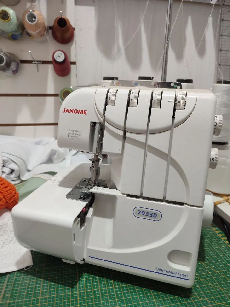 Máquina de Overlock Janome 79330