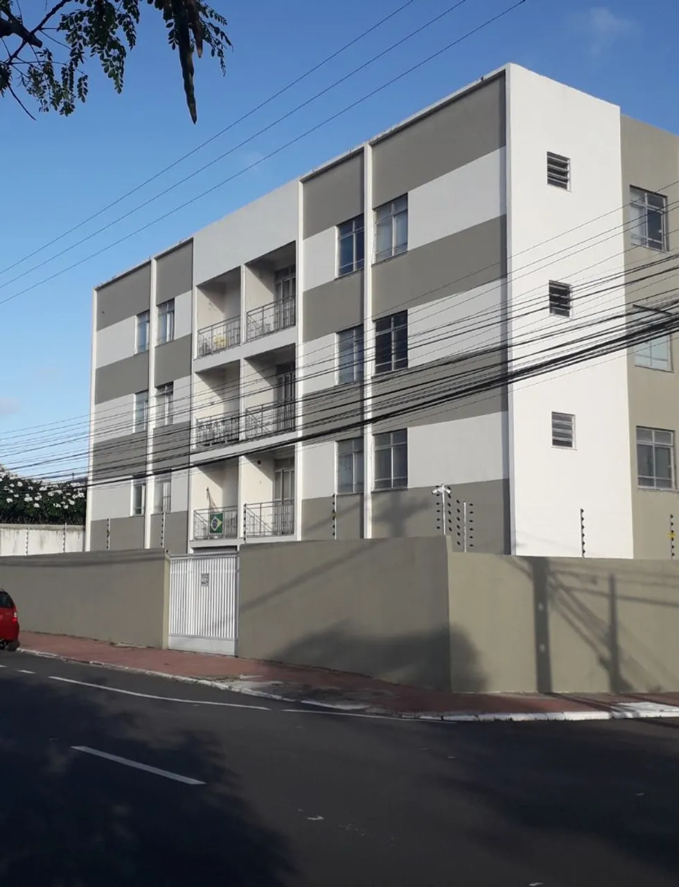 Apto amplo no Suíssa, 2 andar.