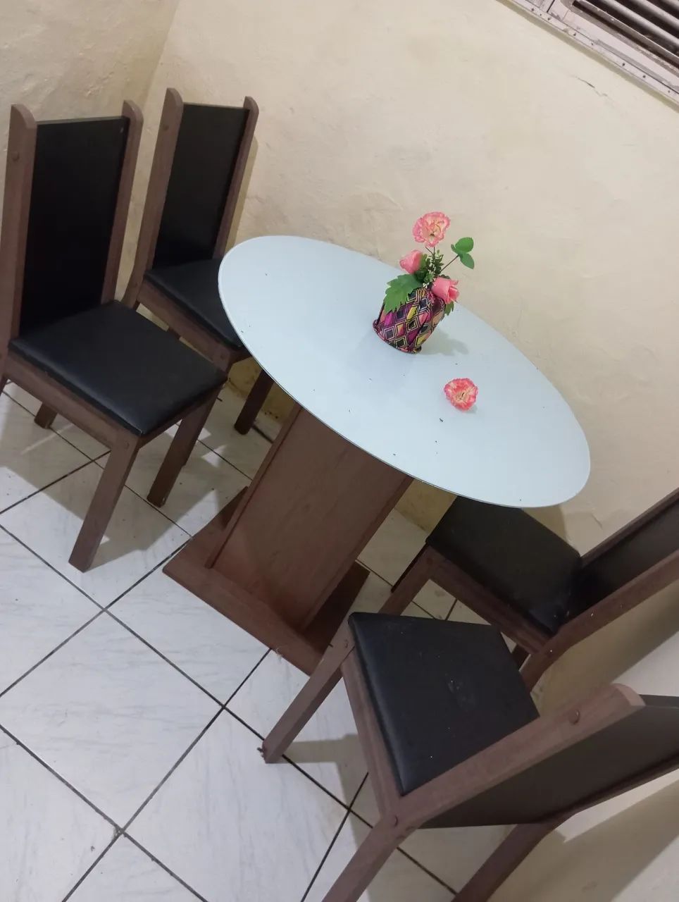 Mesa de Jantar em Madeira com 4 Cadeiras - Foto 2