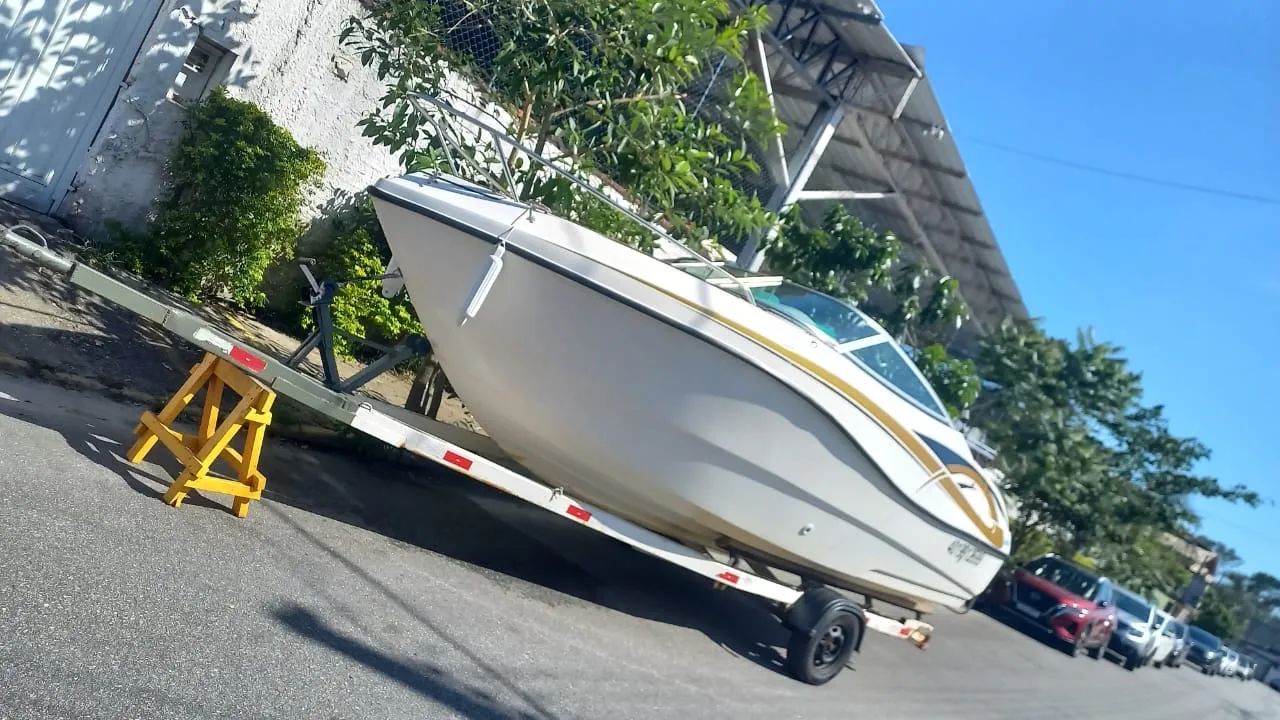 Lancha INTRUDER 190 com cabine