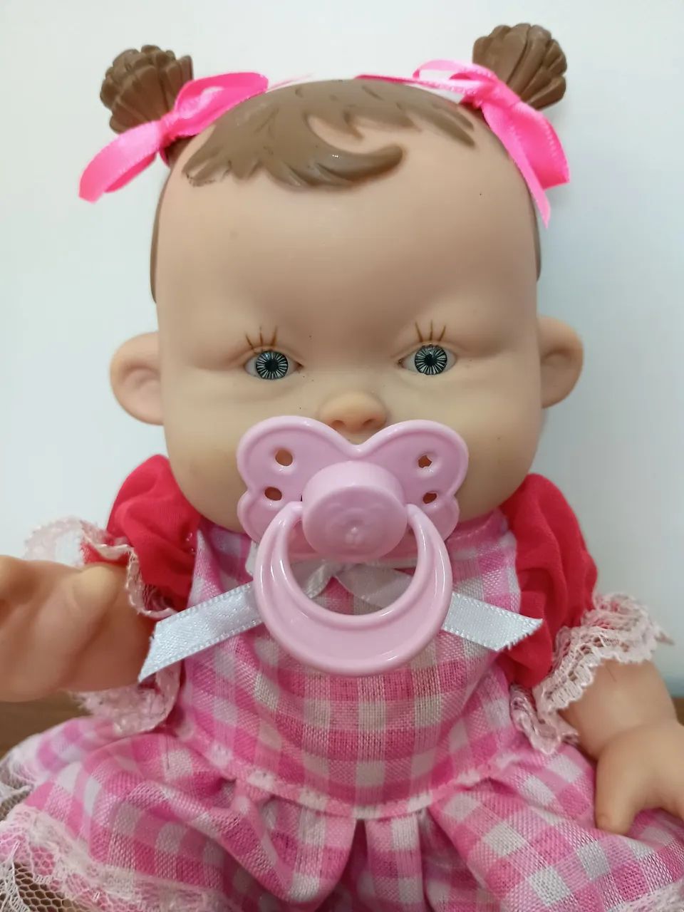 Boneca Bebê com Chupeta e Vestido Rosa