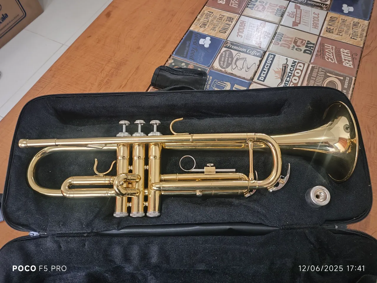 Trompete Dourado Completo com Case - Instrumento Musical