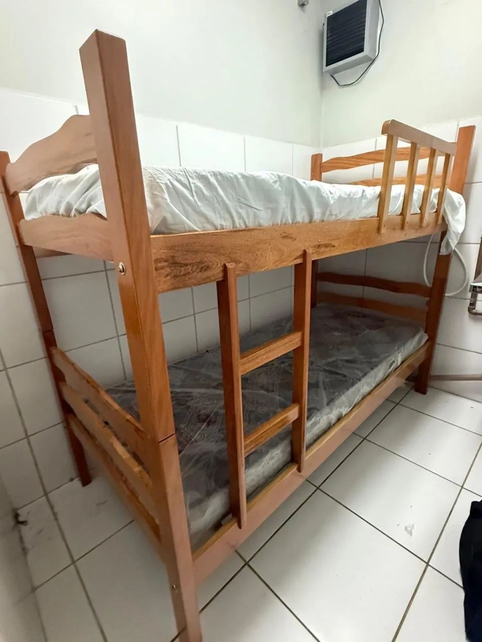 BELICHE 100% DE MADEIRA MACIÇA COM DOIS COLCHÕES, ESCADA E 1 PROTEÇÃO - Foto 2