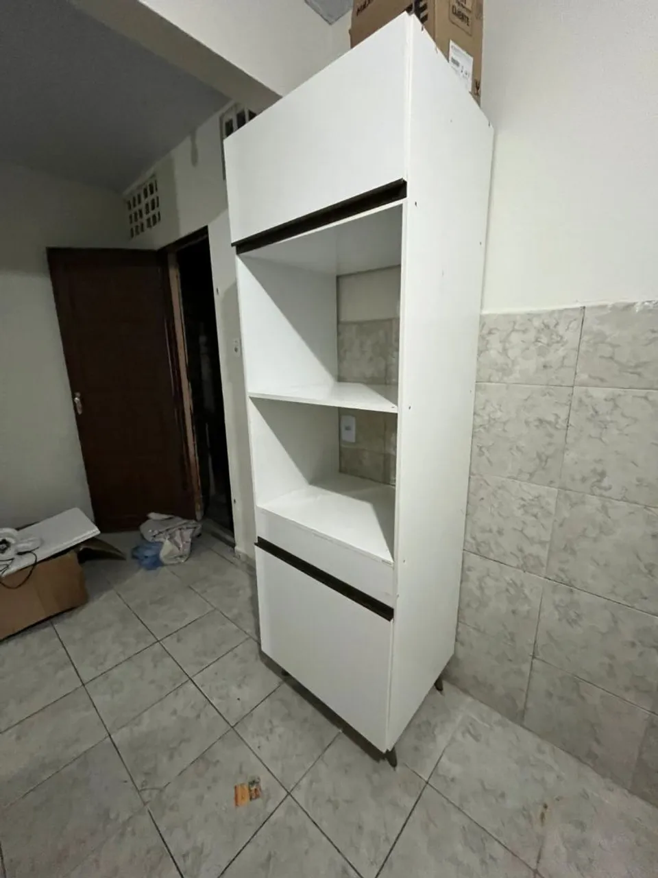 Armário multiuso branco com nichos.