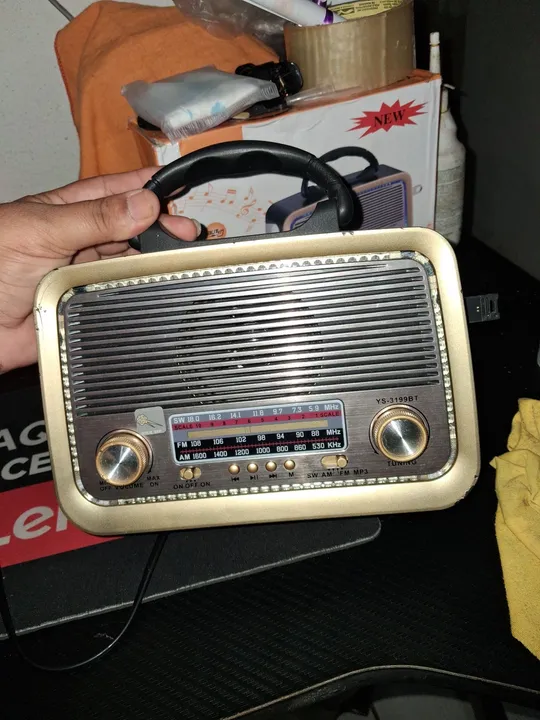Rádio Portátil AM/FM com Bluetooth e Leitor de Cartão SD