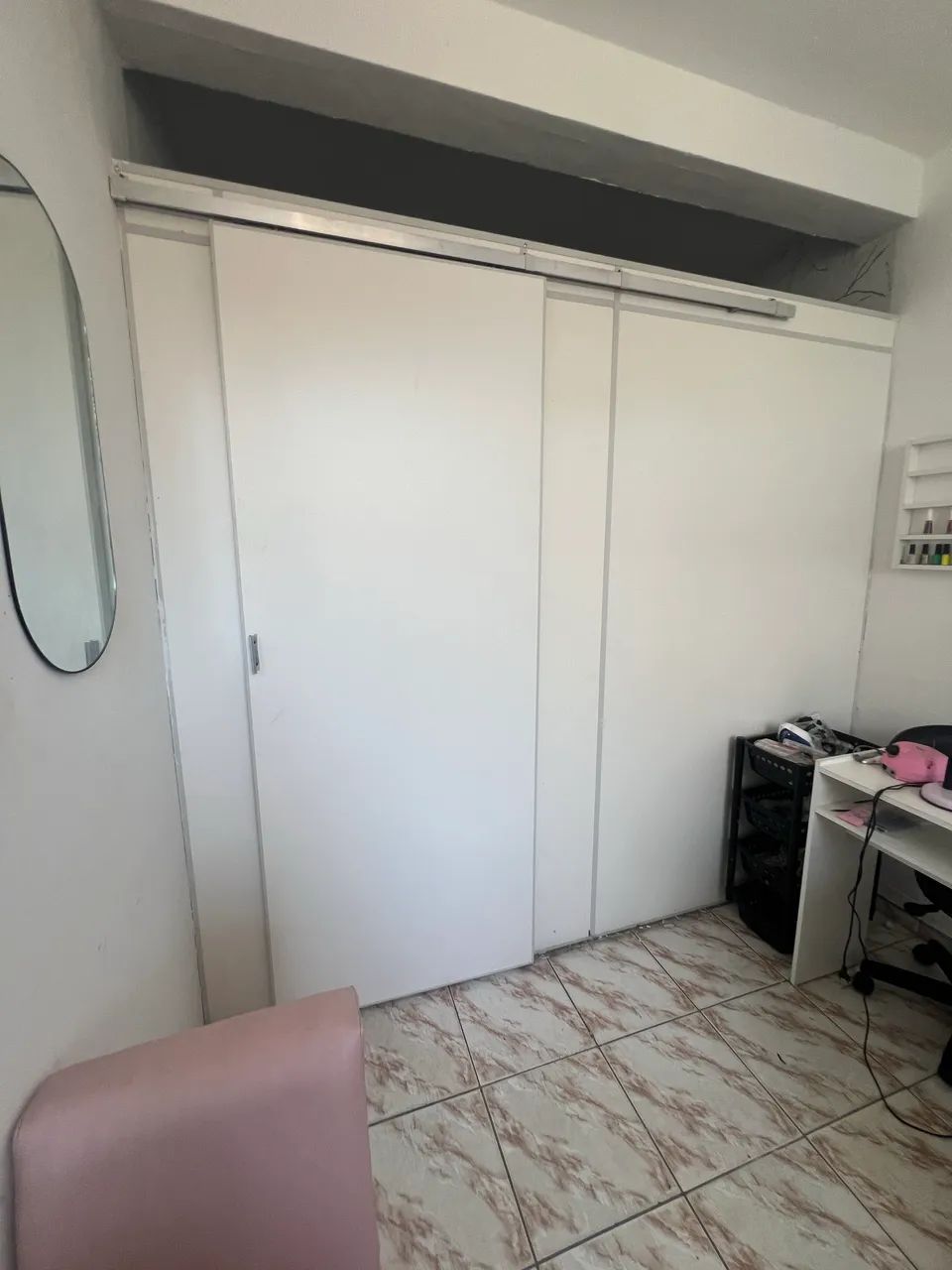 Divisória em eucatex com porta de correr64985874974466121