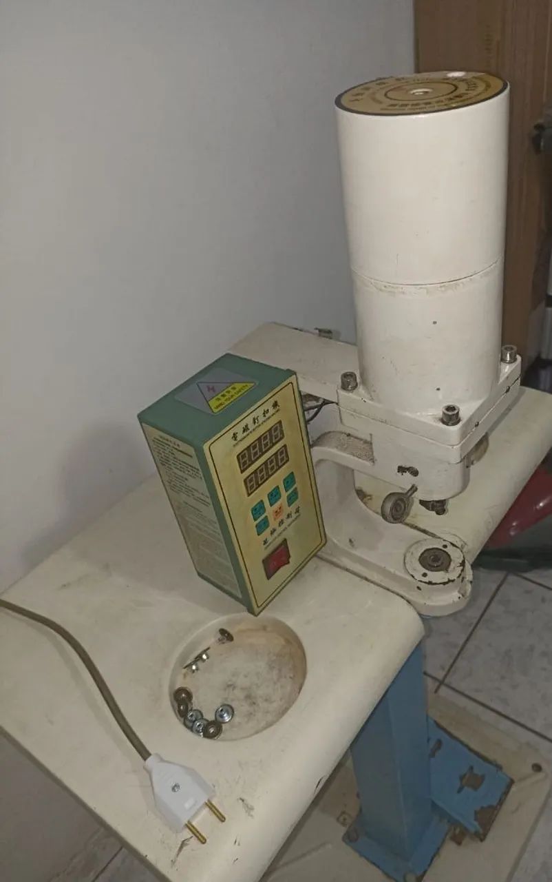 Máquina de botão&Ribite