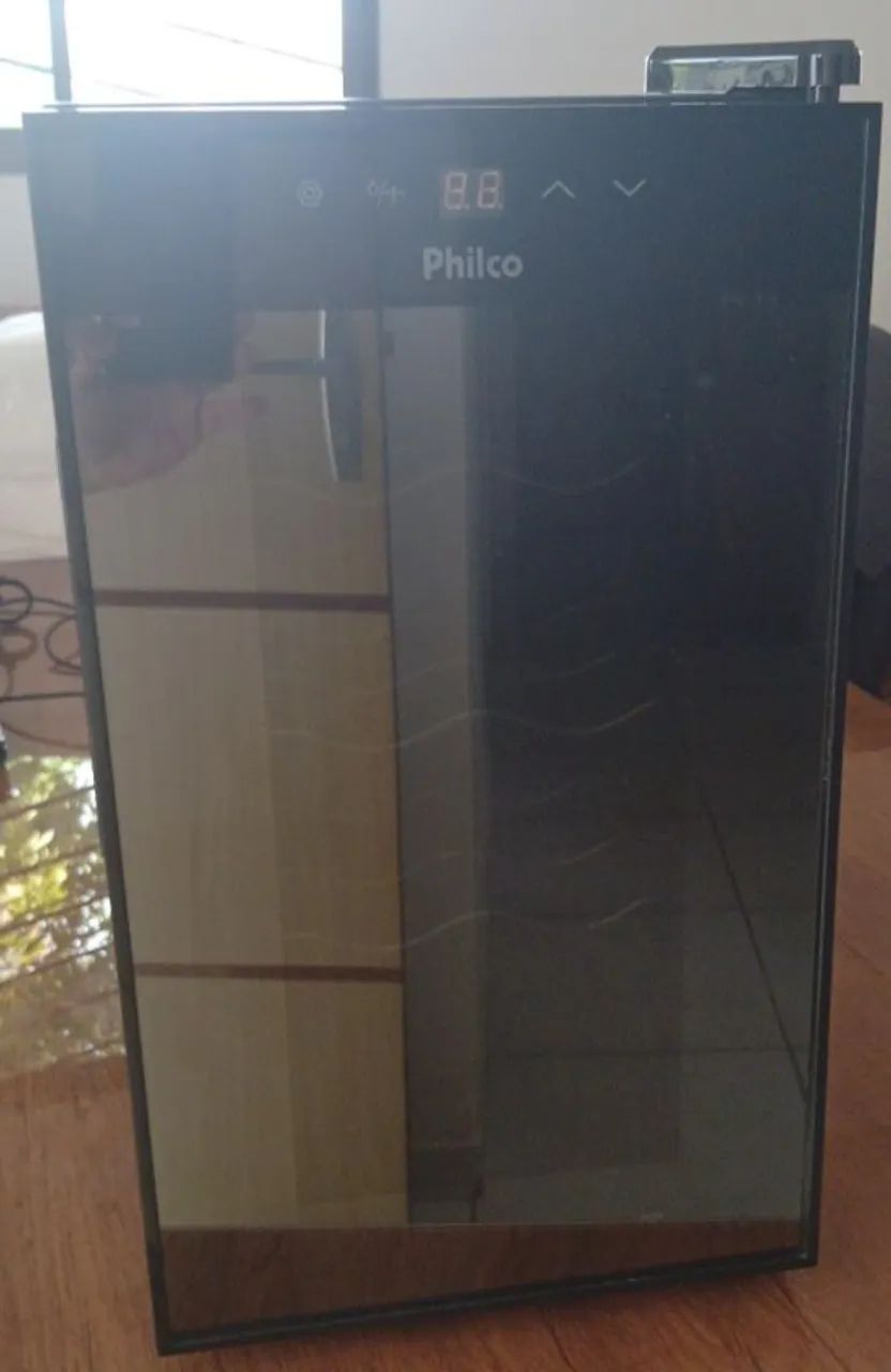 Adega climatizada Philco oito garrafas.