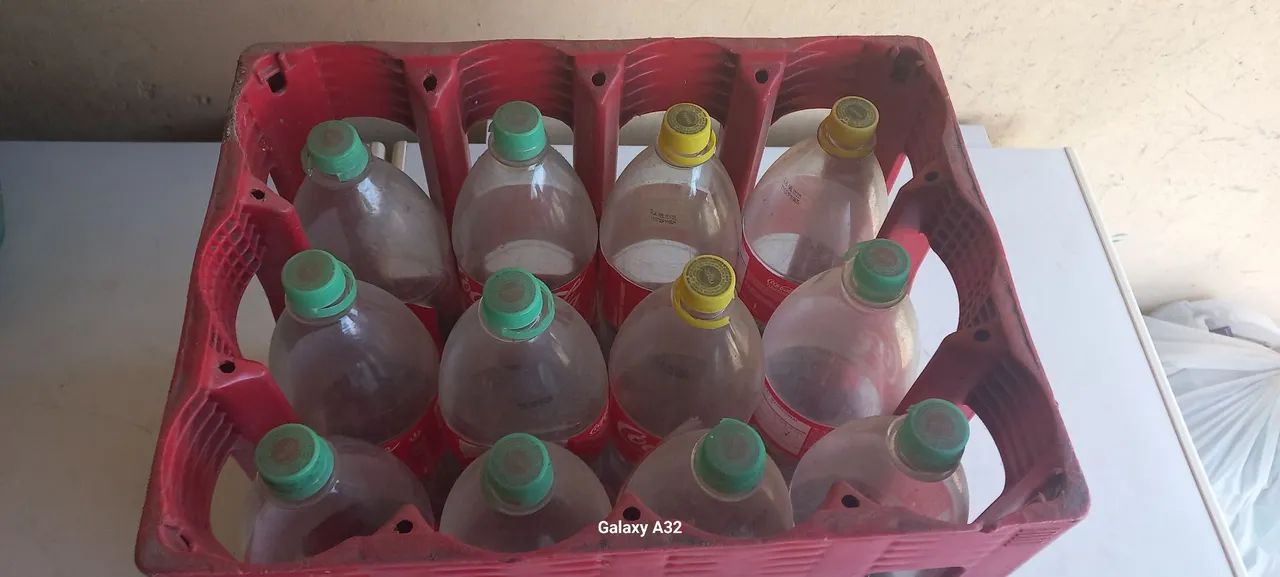 Vendo caixa de coca cola com os frascos completo - Foto 2