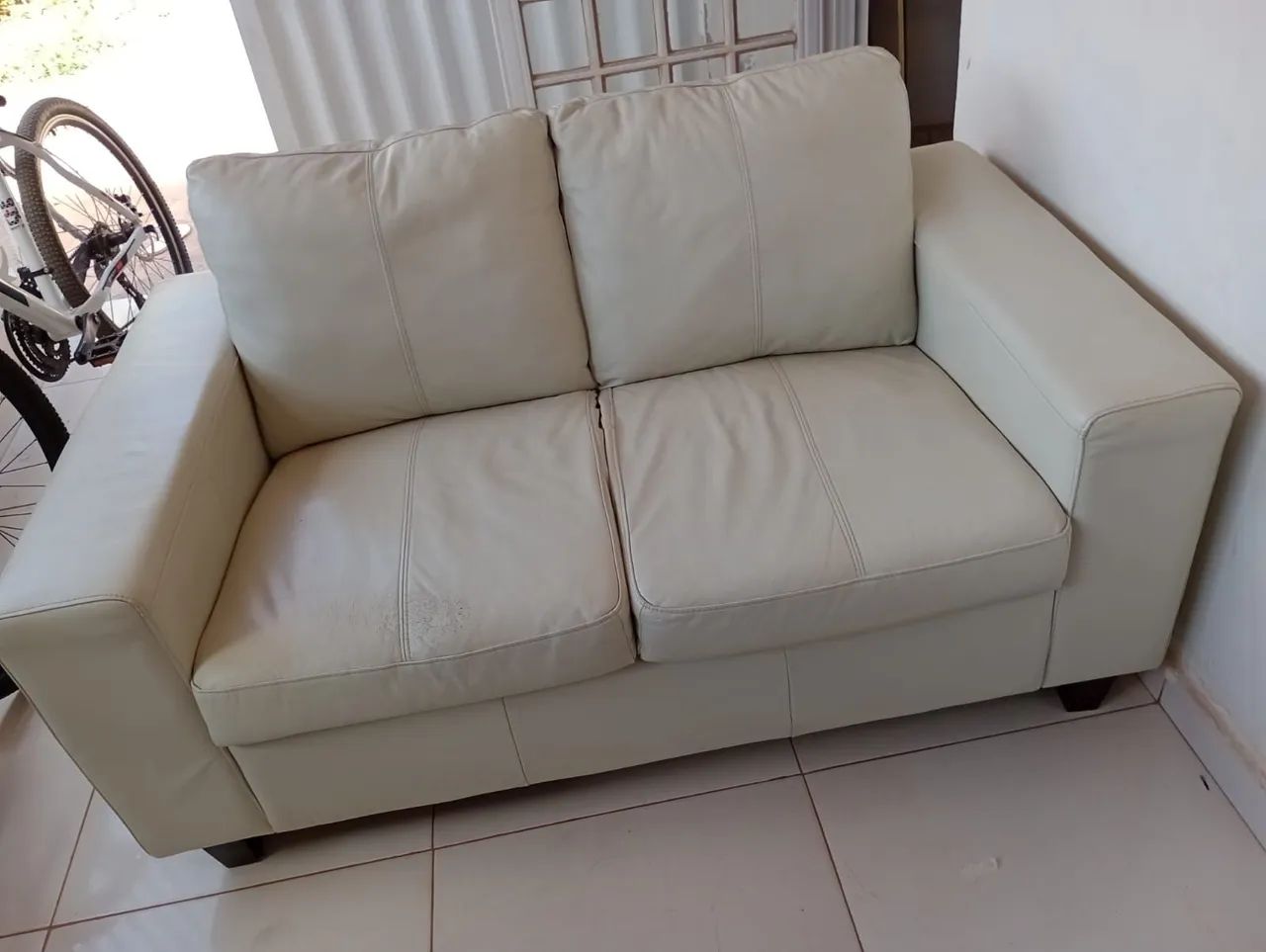 Sofá 2 Lugares Bege/Off-White - R$ 300