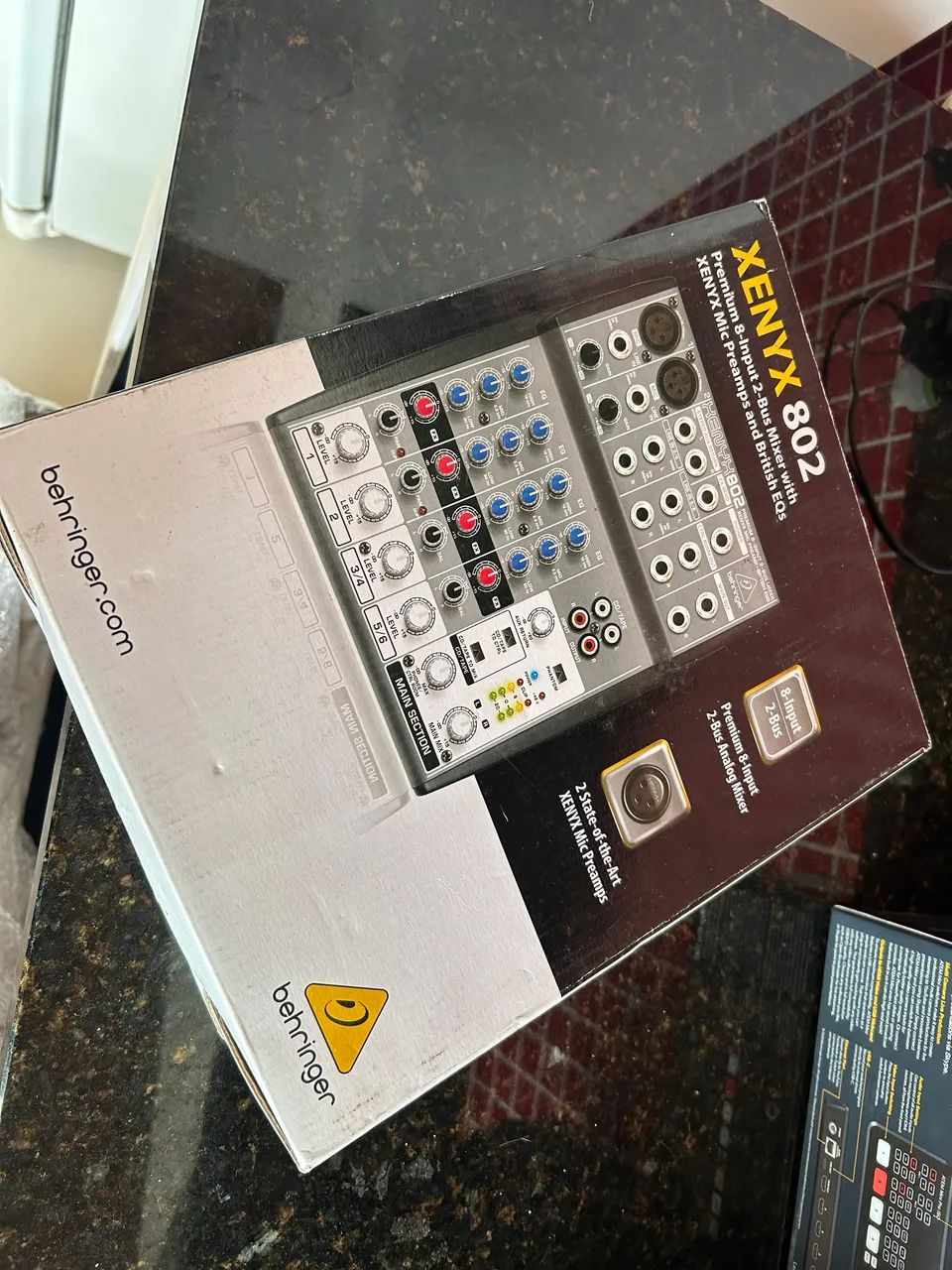 Mesa de som Behringer Xenix 802 na caixa  - Foto 3