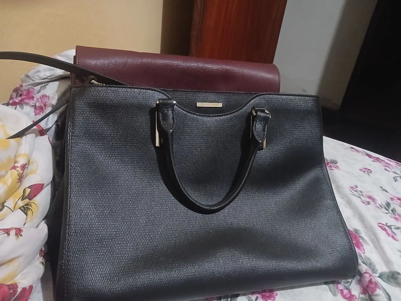 Bolsa em couro semi nova da Hugo Boss - cor preta