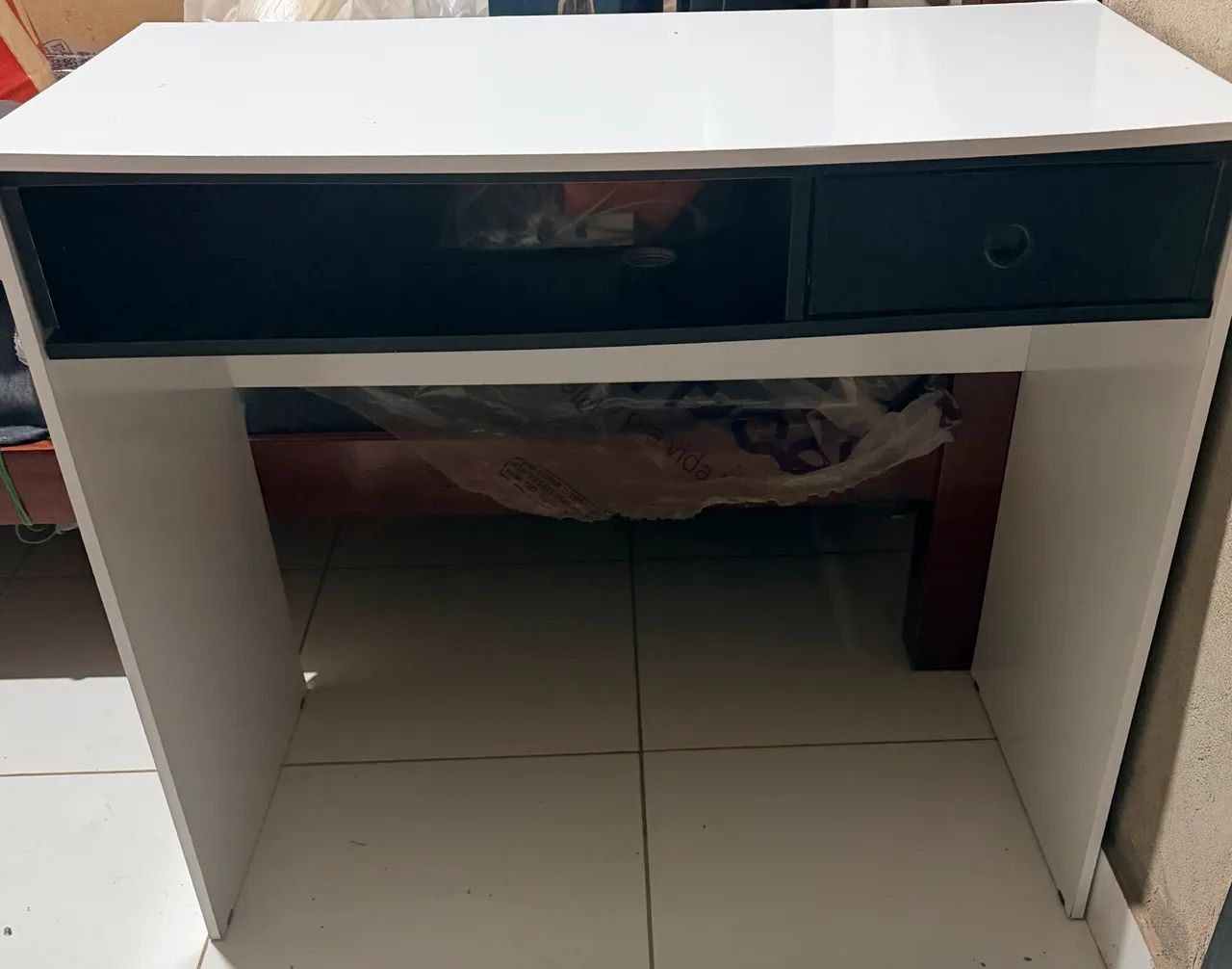 Escrivaninha com gaveta