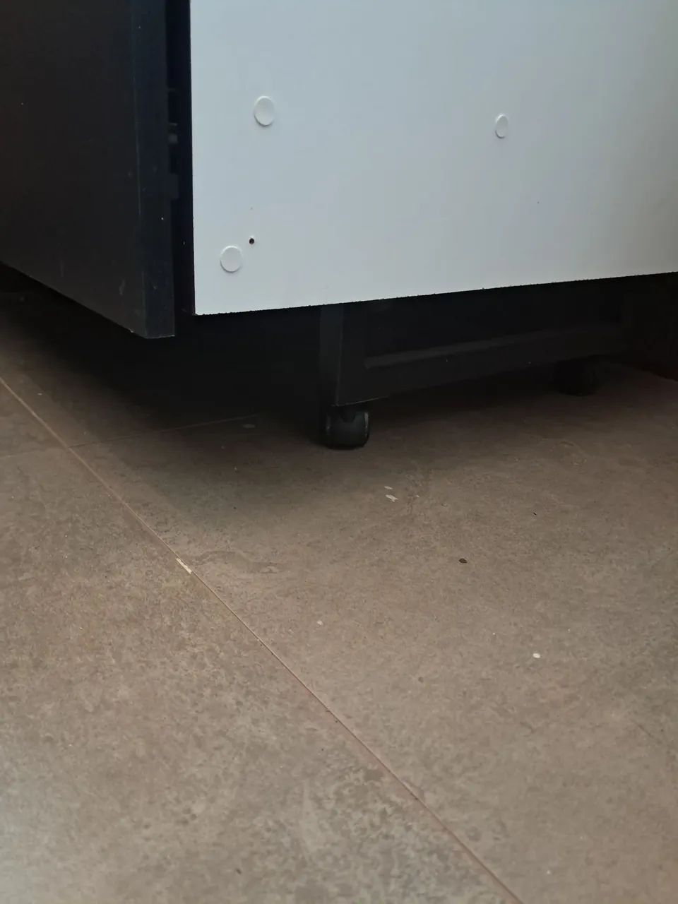 Armario planejado de duas portas com rodinhas - Foto 4