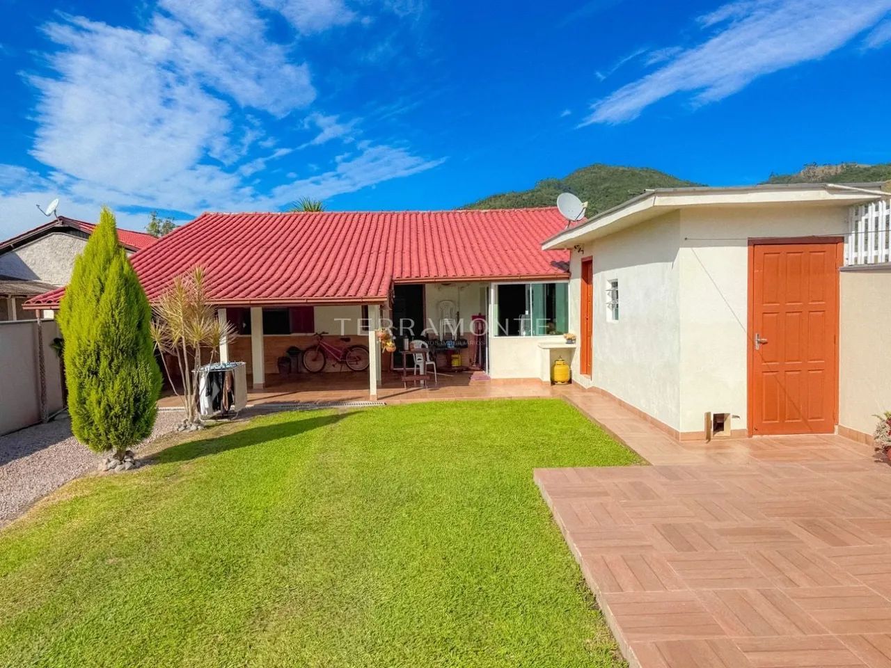 Casa no São João com 2 quartos, quintal grande e 3 vagas
