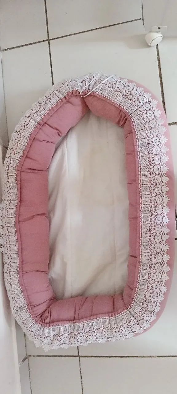 Ninho Redutor de Berço - Cor Rosa com Renda (Excelente Estado)<br>