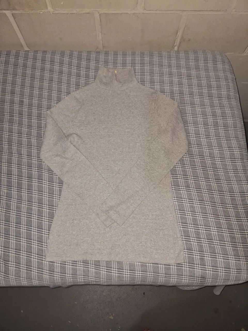 Blusa gola alta cinza feminina