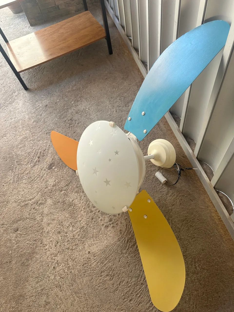Vendo ventilador de teto, 3 pás de madeira 