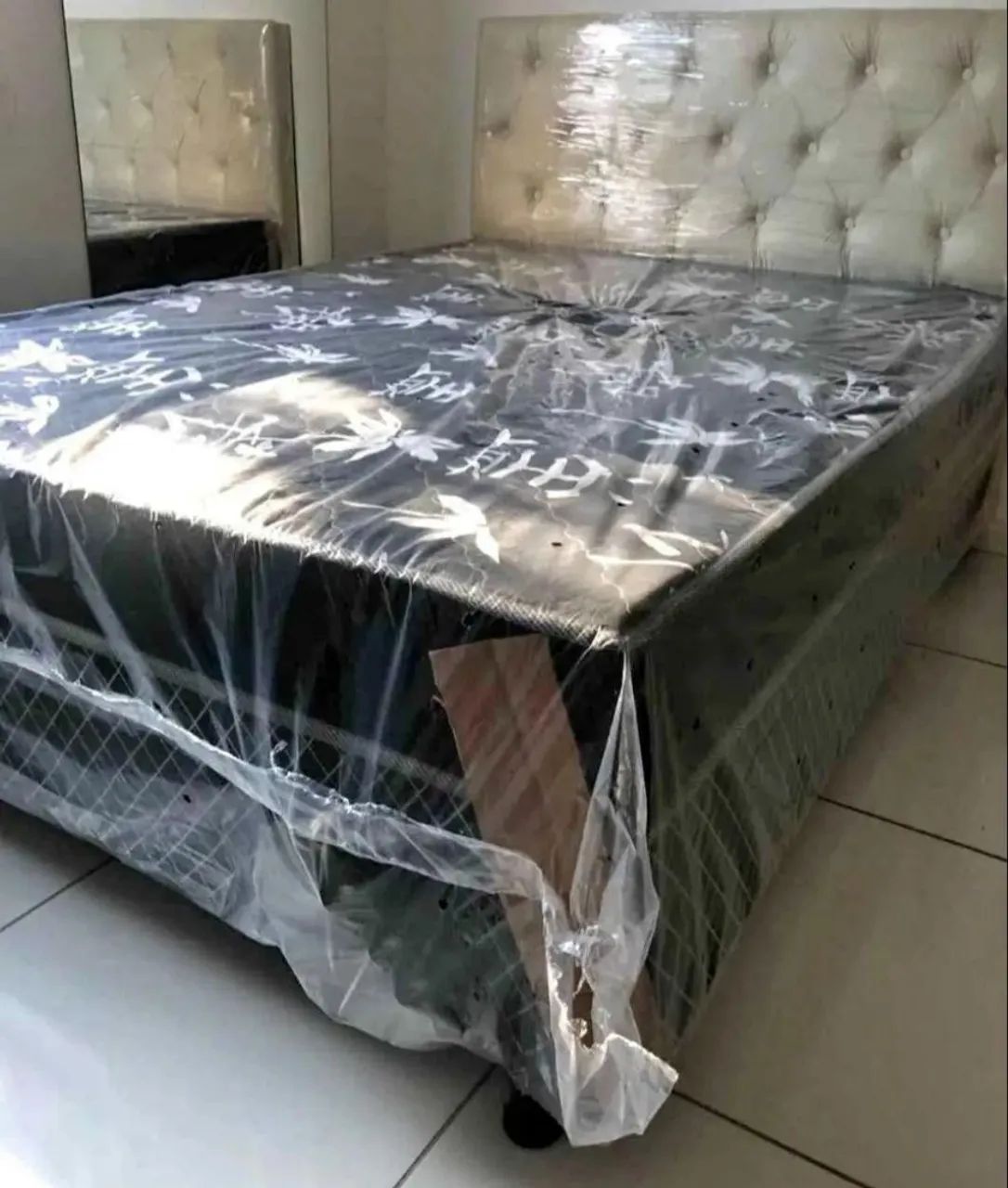 Cama box casal com a cabeceira nova lacrada. Entrega grátis 
