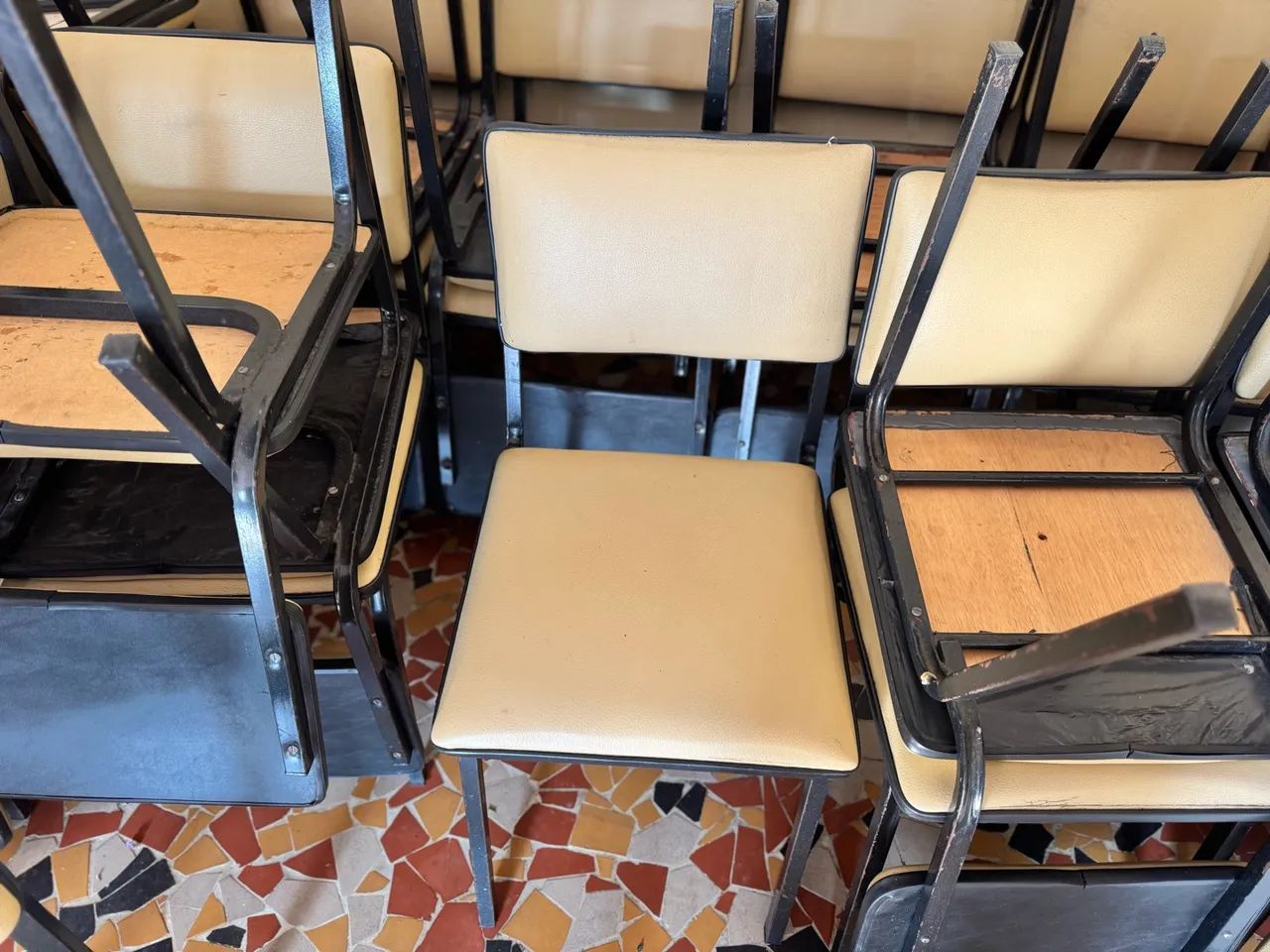 Vendo cadeiras e bancos estofados - Foto 4