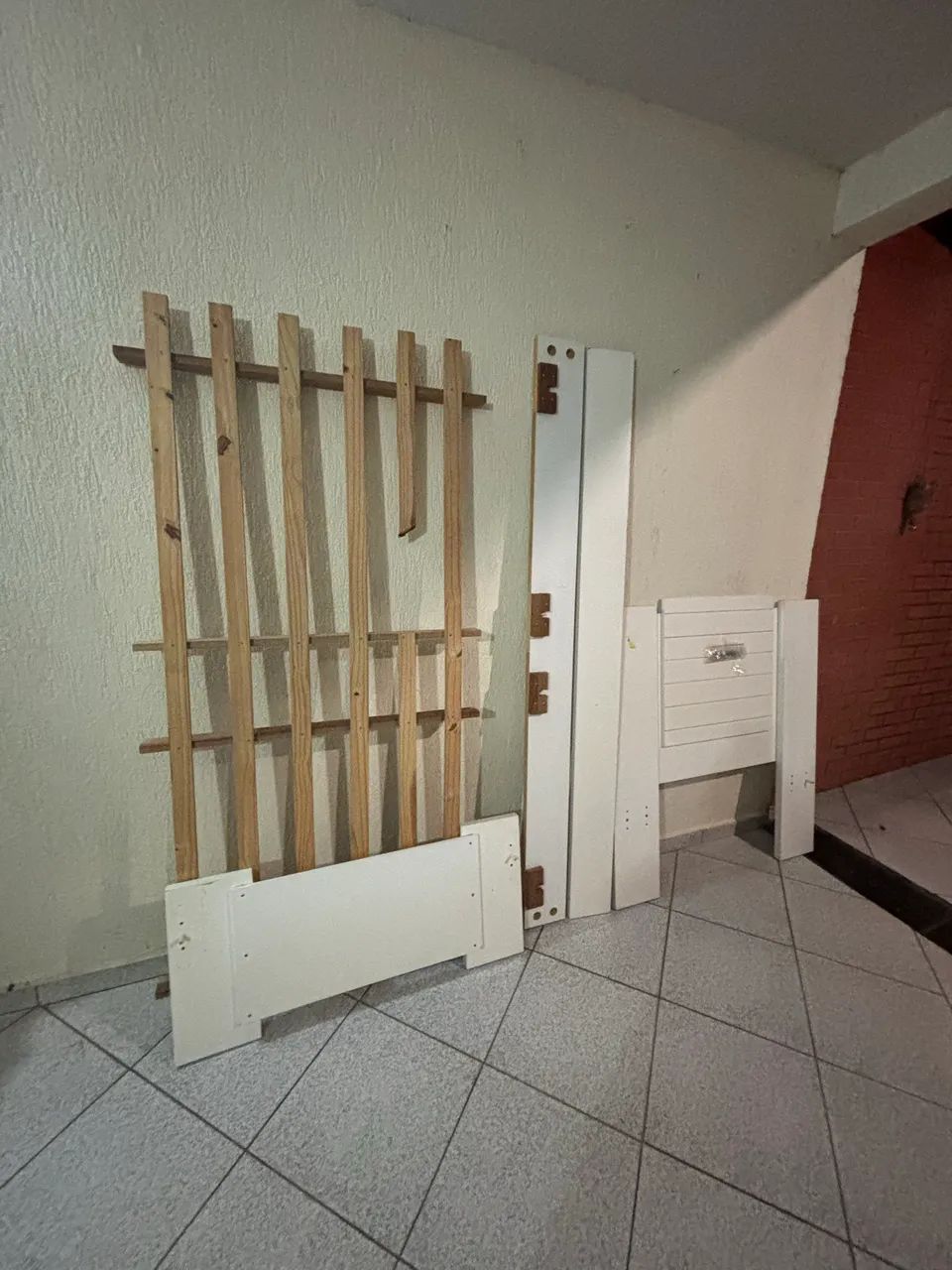 Vendo cama de solteiro de madeira MDF