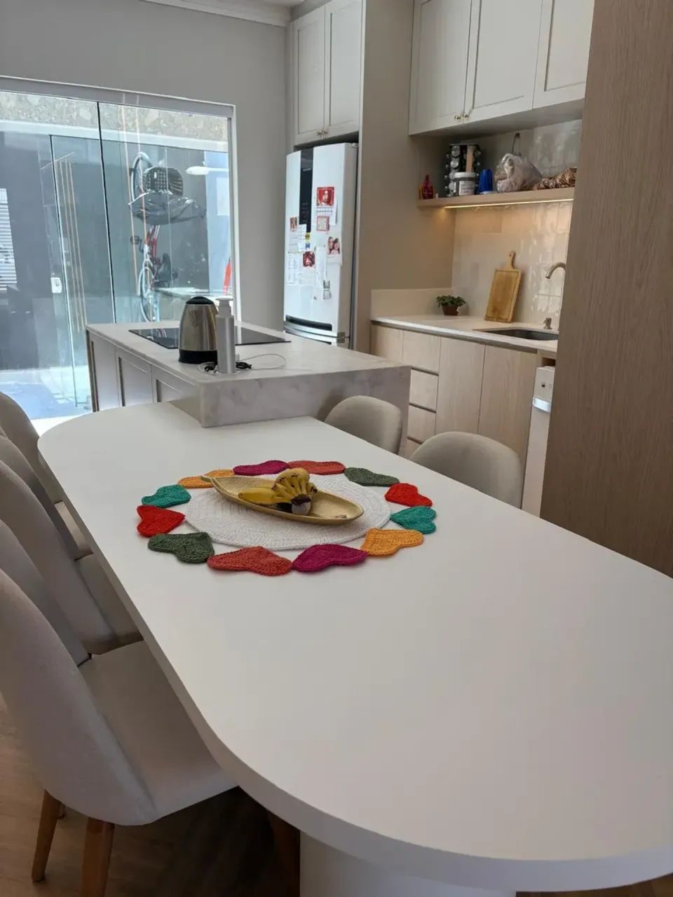 ÓTIMO SOBRADO COM 02 SUITES E 02 VAGAS, EM ITAPEMA!