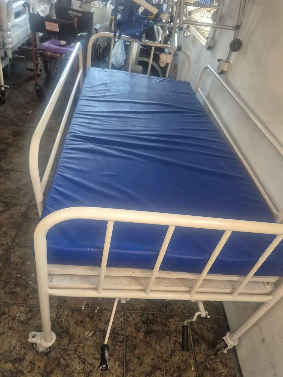 Cama hospitalar  c colchão  - Foto 4