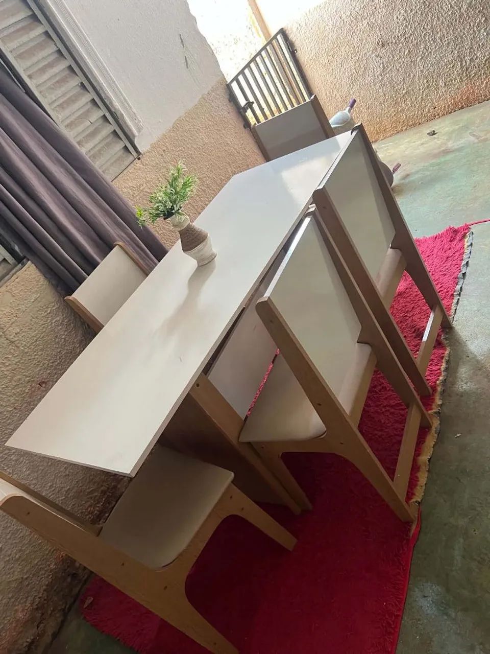 Mesa mdf com 5 cadeiras conservada 
