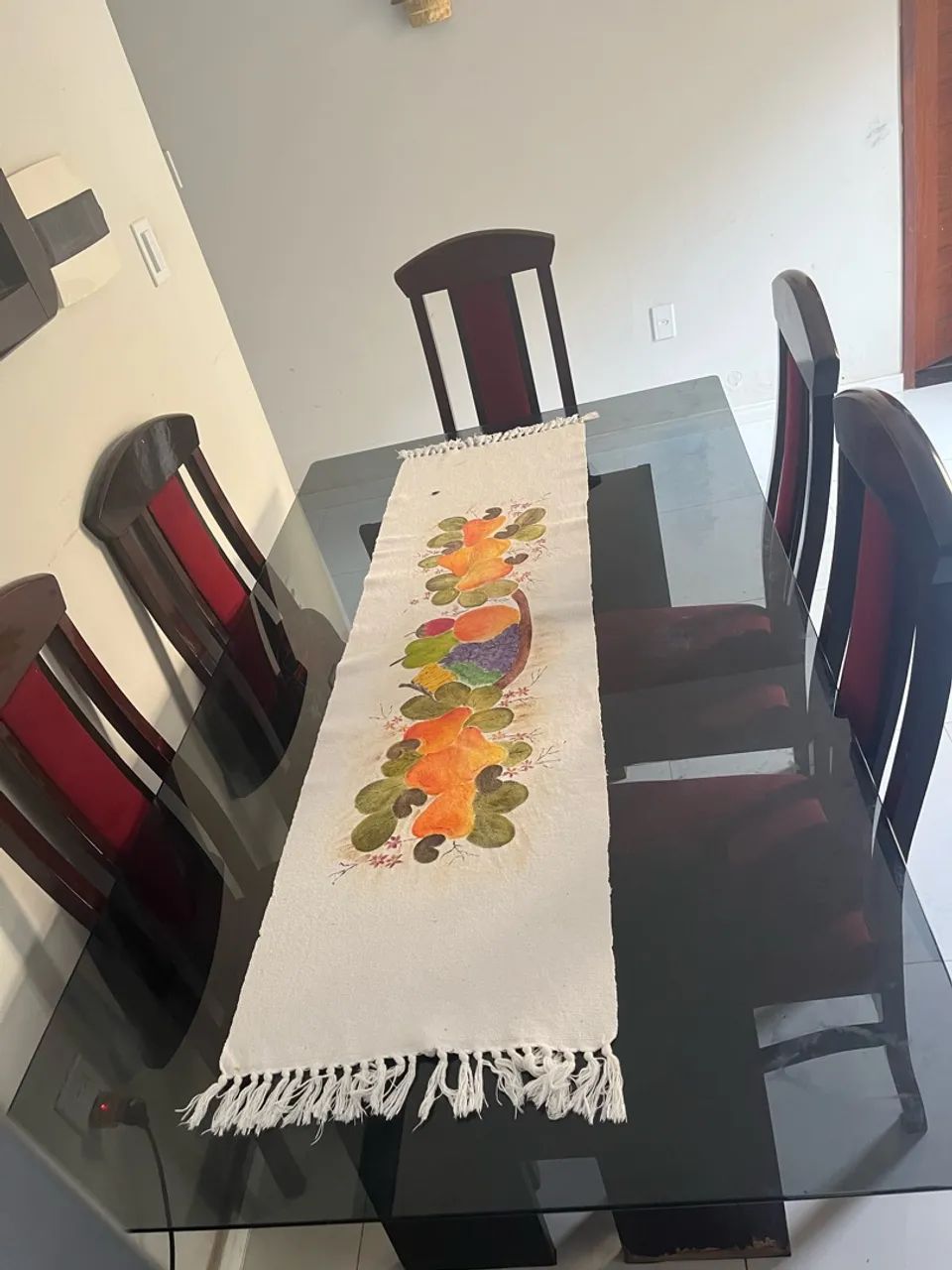 Mesa de jantar com tampo de vidro e 6 cadeiras - Foto 3