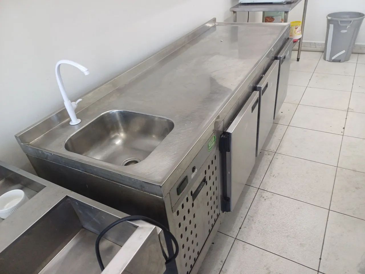 Bancada refrigerada com pia em inox.