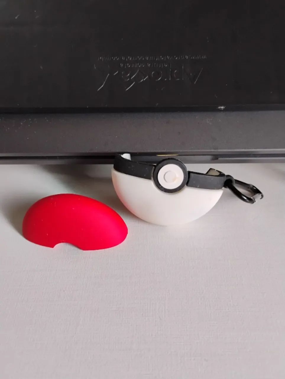 Case Pokebola para fones - Foto 3