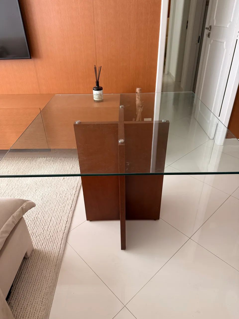 Mesa 4 lugares de vidro com base de madeira  - Foto 2