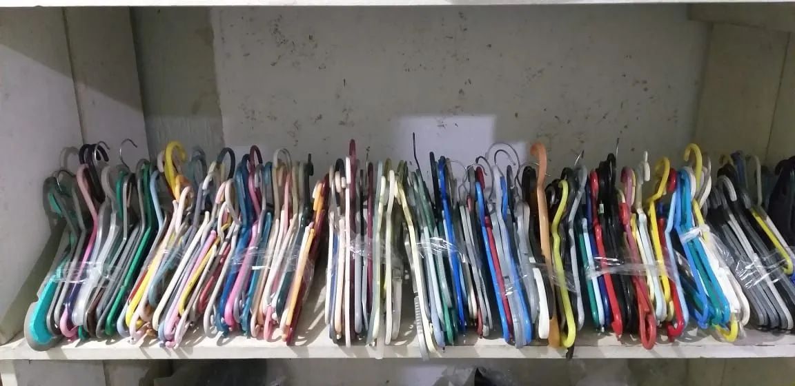 Cabides vários modelos plástico e madeira 